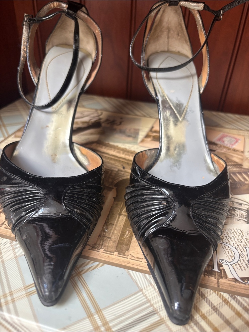 Guess WG Bruna patent pumps Y2K size 8.5